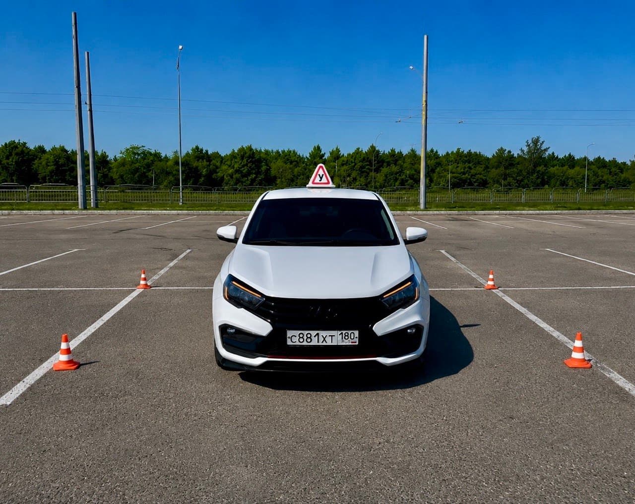 Учебный автомобиль между разметочными конусами