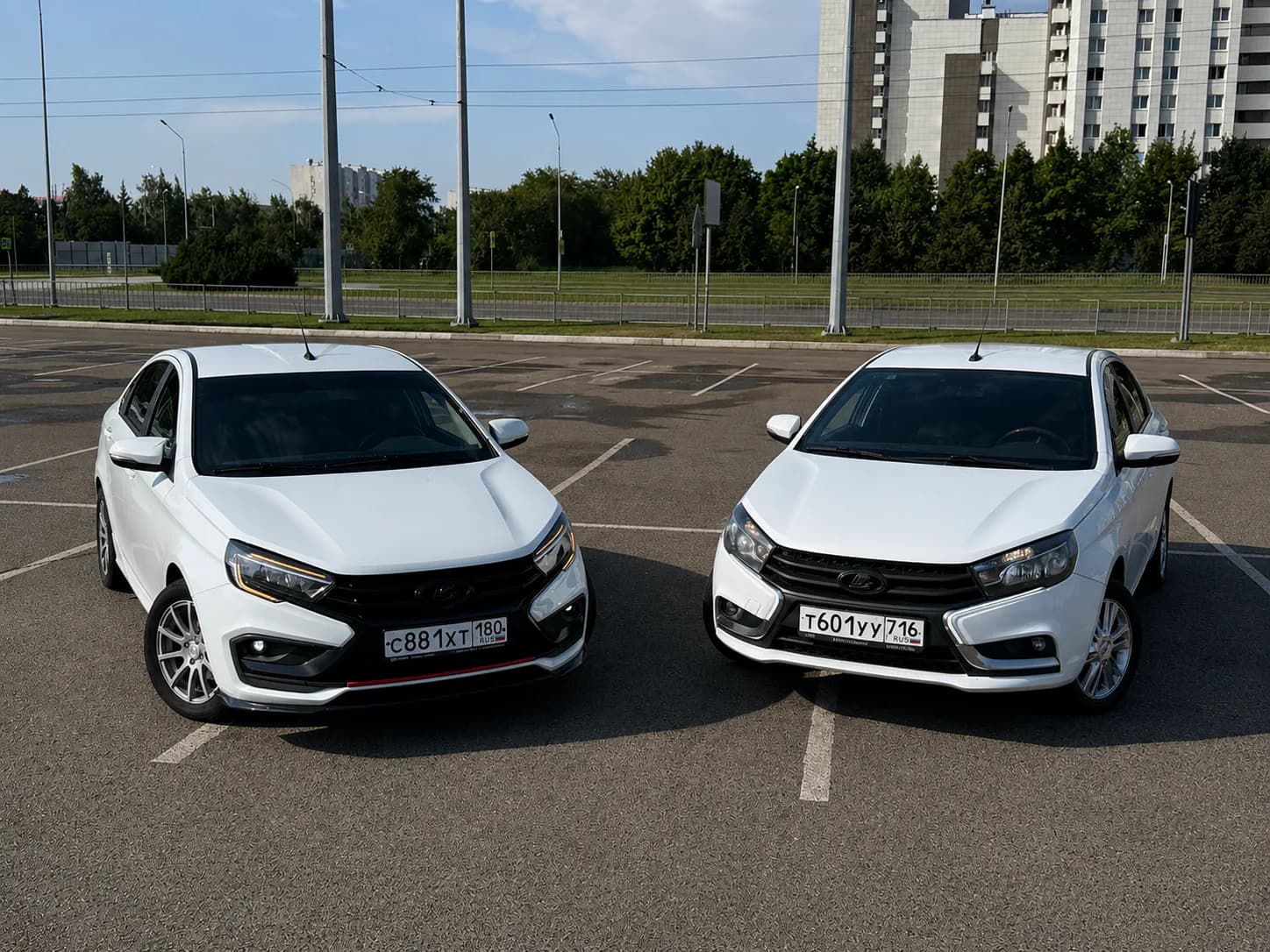 Два учебных автомобиля на площадке для занятий